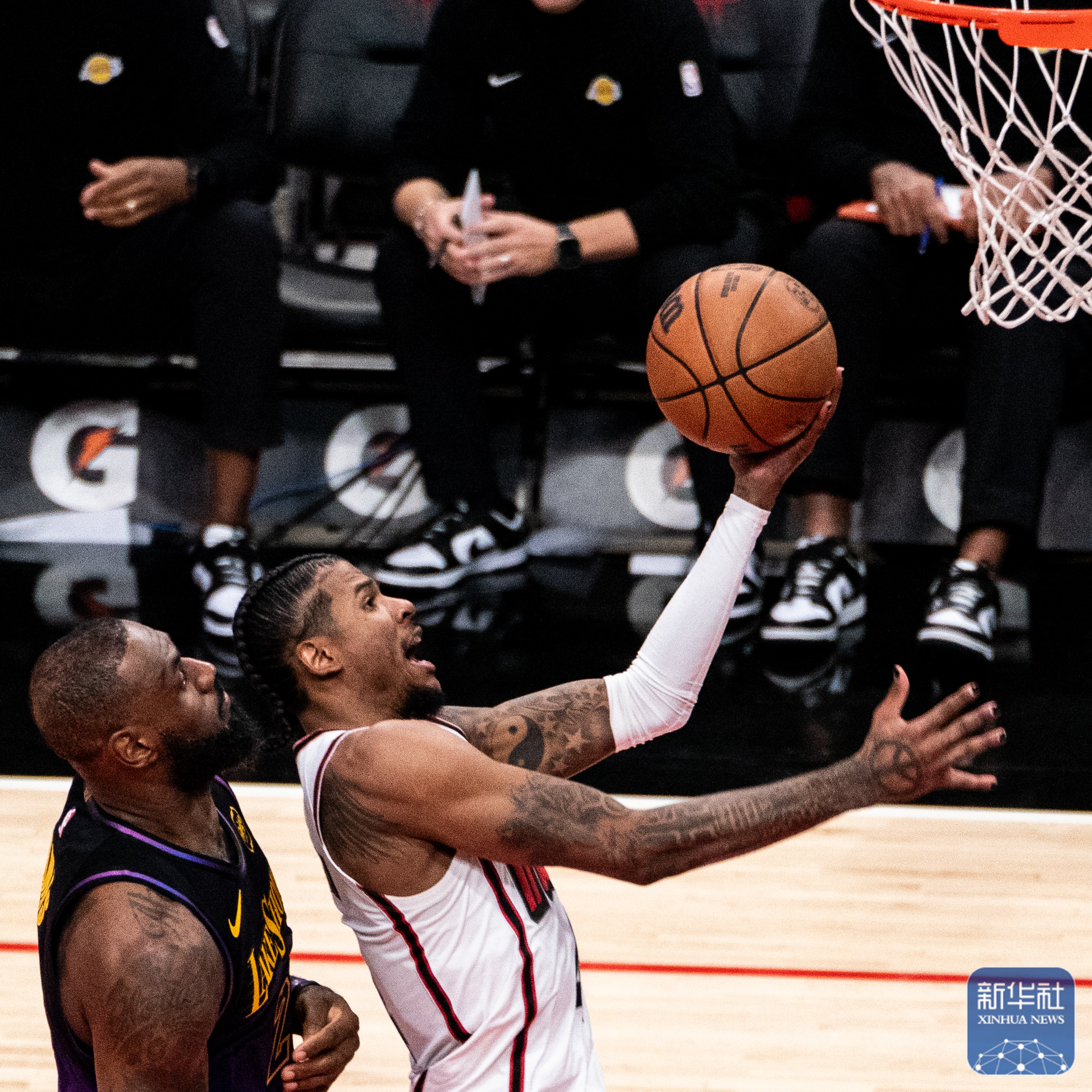 开云体育下载-包含中国队观众热烈欢呼！，詹姆斯迎来七赛季出色发挥热度持续攀升的词条-开云体育下载