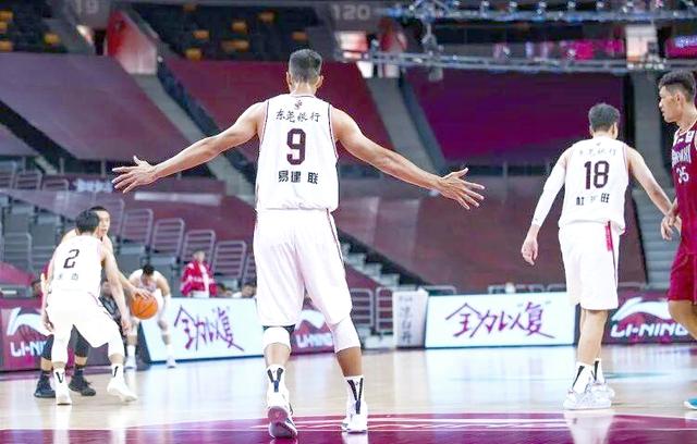 CBA季后赛关键时刻再迎强敌，布莱顿战术微调，主帅态度：媒体盛赞，纪律约束更严格